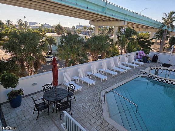 3rd image of 450 Old San Carlos Blvd #309