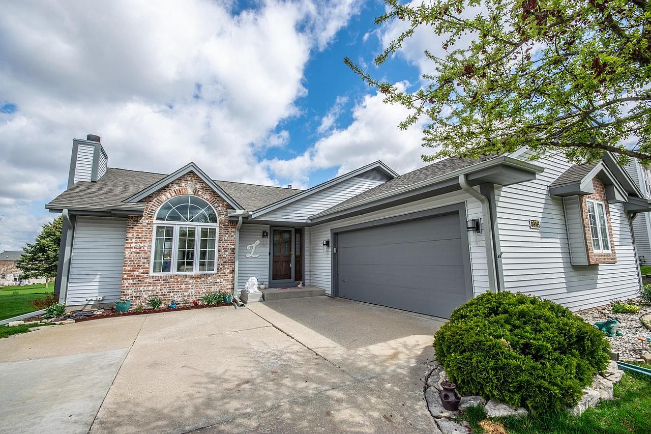 2515 Fox River PARKWAY, Waukesha, WI 53189 Zillow