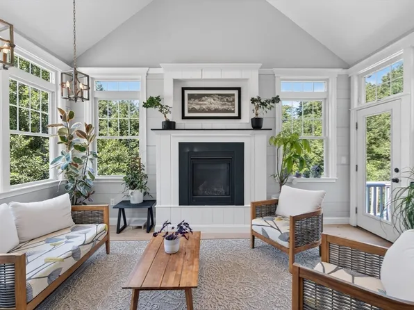 2 Watkins Ln, Southborough, MA 01772