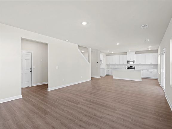 5th image of 130 Martel Dr