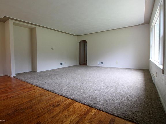 2nd image of 121 Robin Ave N