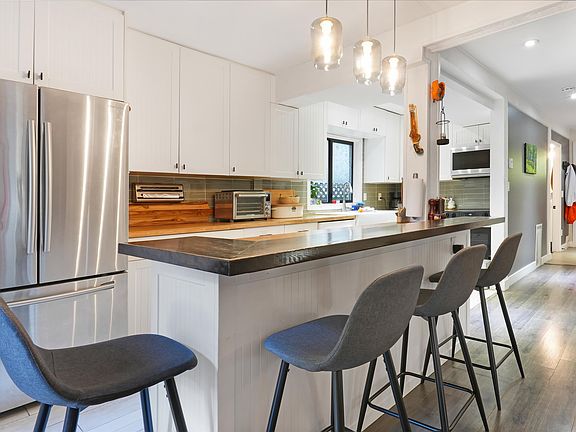 5th image of 4990 Capilano Rd