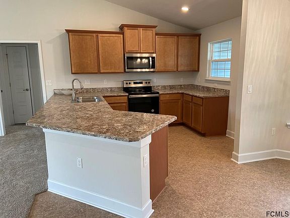 4th image of 32 Lamont Ln