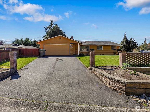 2nd image of 7631 Buckthorn Drive NE