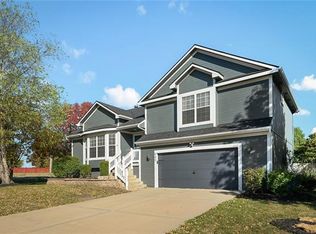 900 Oak Crest Dr, Gardner, KS 66030