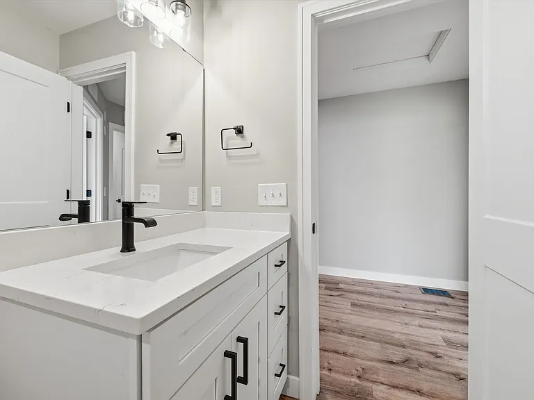 4720 Walworth Ave — Photo 28