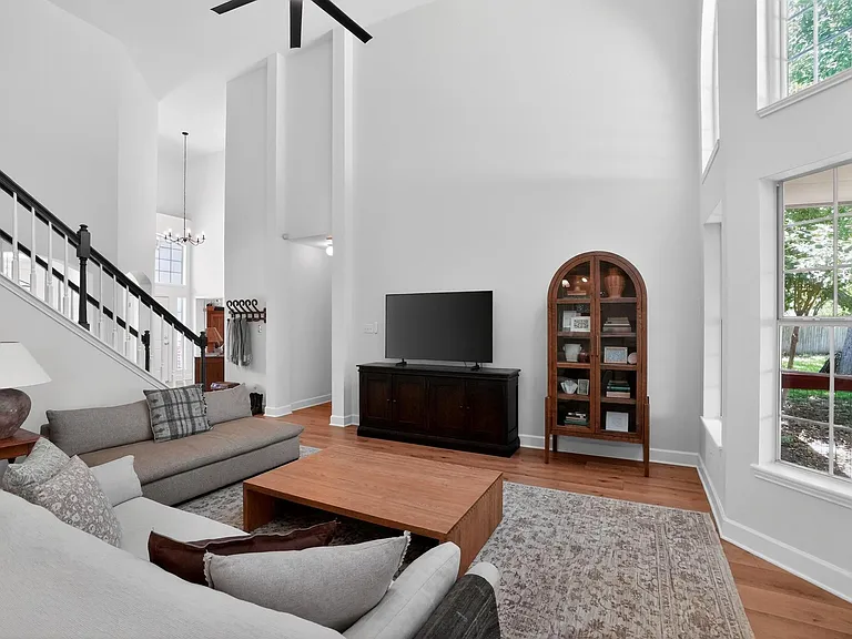 300 N Carriage Hills Dr — Photo 4