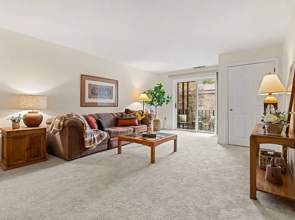 7 Ledgewood Way APT 11, Peabody, MA 01960