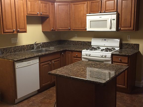 KITCHEN WITH GRANIT COUNTERS