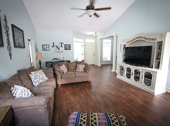 3rd image of 420 Pine Dr