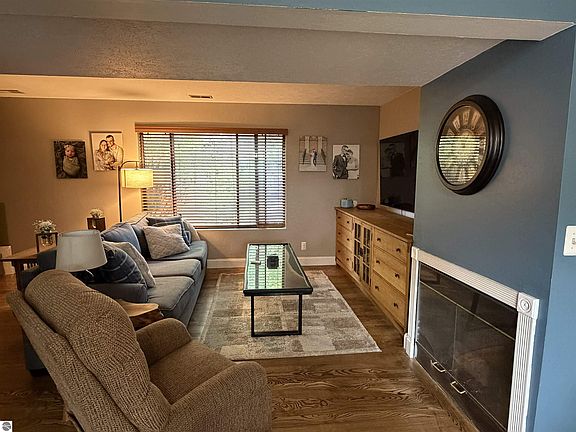 2nd image of 3913 Emily Ln