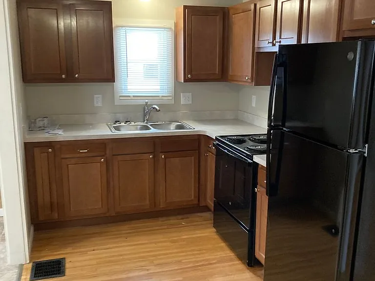 106 Hoover Dr — Photo 2