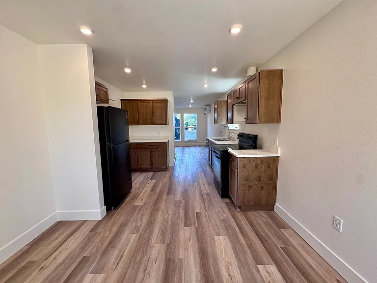 Brand New, Beautiful Townhomes! 2 & 3 Bedrm Units Available — Photo 39