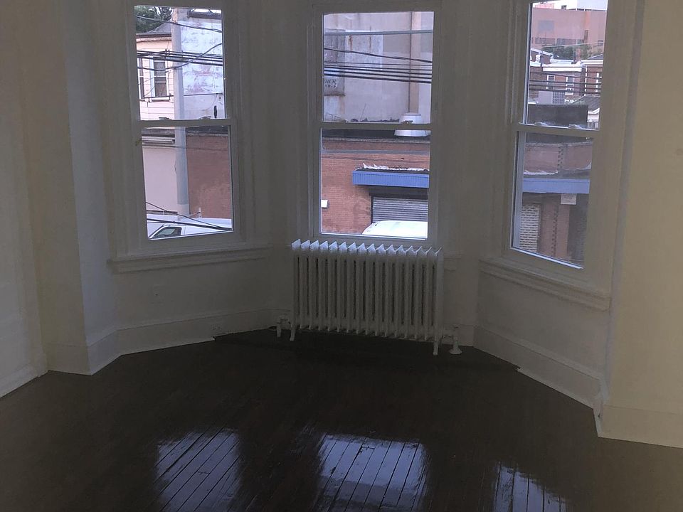 1st image of 4816 Oxford Ave Floor 1