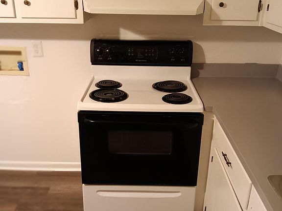 Kitchen, with Washer/Dryer hookups