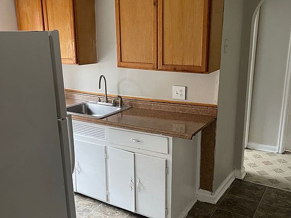 4th image of 644 Redwood Ave APT 1