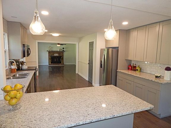 2nd image of 3400 Fountain Park Blvd