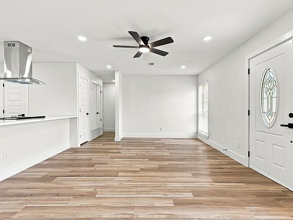 3rd image of 865 Stanford Dr