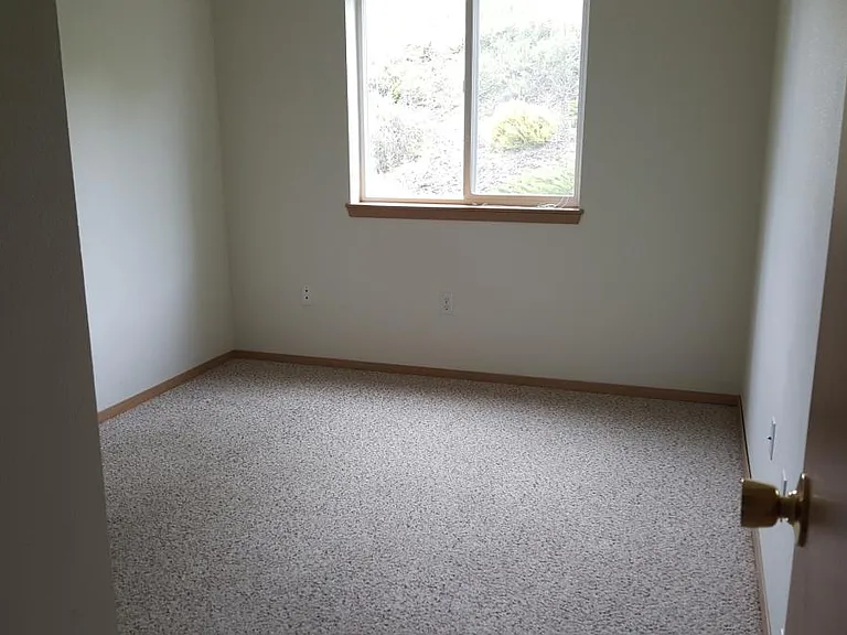 450 NW Parr Dr #2 — Photo 7