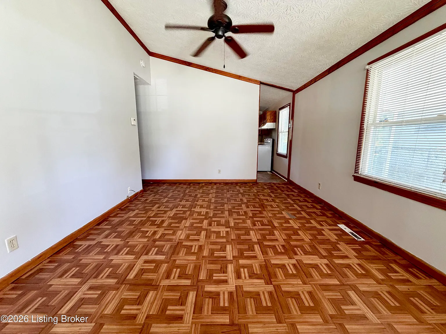 3 bed, 1.0 bath, 900 sqft, $1,395 — Photo 3
