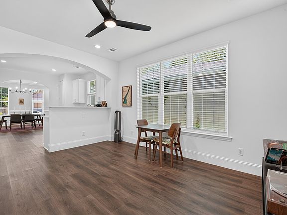 4th image of 706 W 44th St