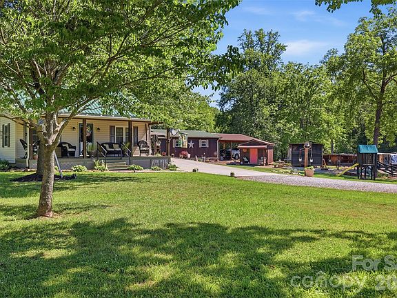 3rd image of 176-174 Oak Hollow Rd
