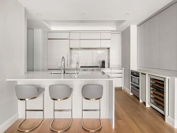 5th image of 150 Charles St APT 4EN