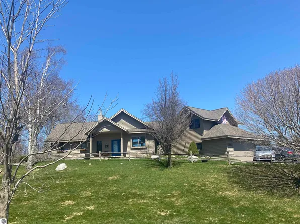 3984 Deer Ridge Trl, Beulah, MI 49617