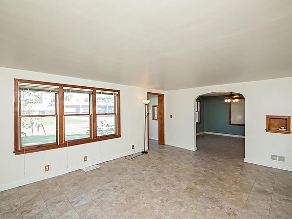 3rd image of 598 N Crystal Ave