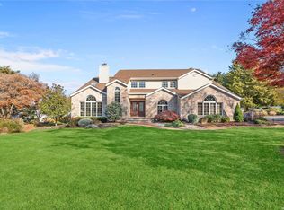 1 Greene Ct, Hauppauge, NY 11788
