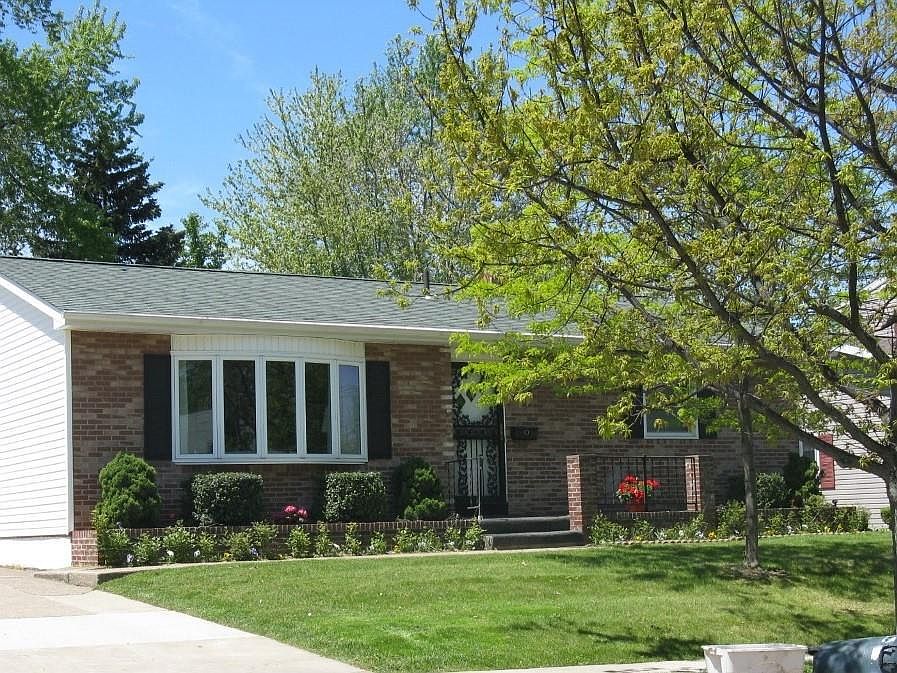 1st image of 2834 Davison Ave