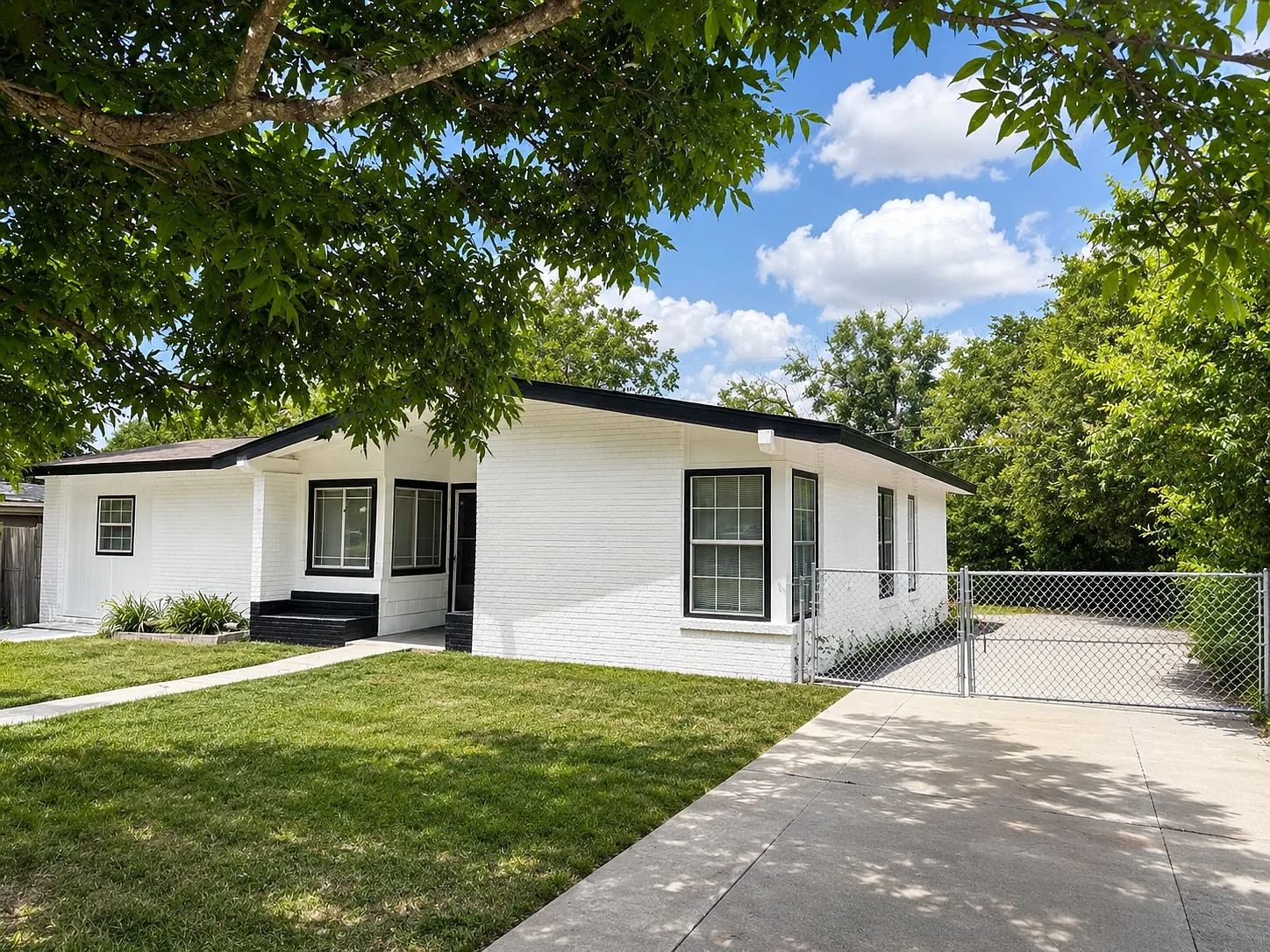 5 bed, 1307 sqft, $1,800 — Photo 2