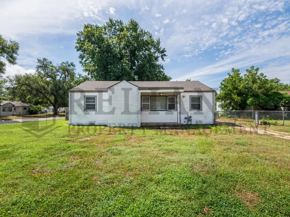 301 Lamar Ct, Haysville, KS 67060