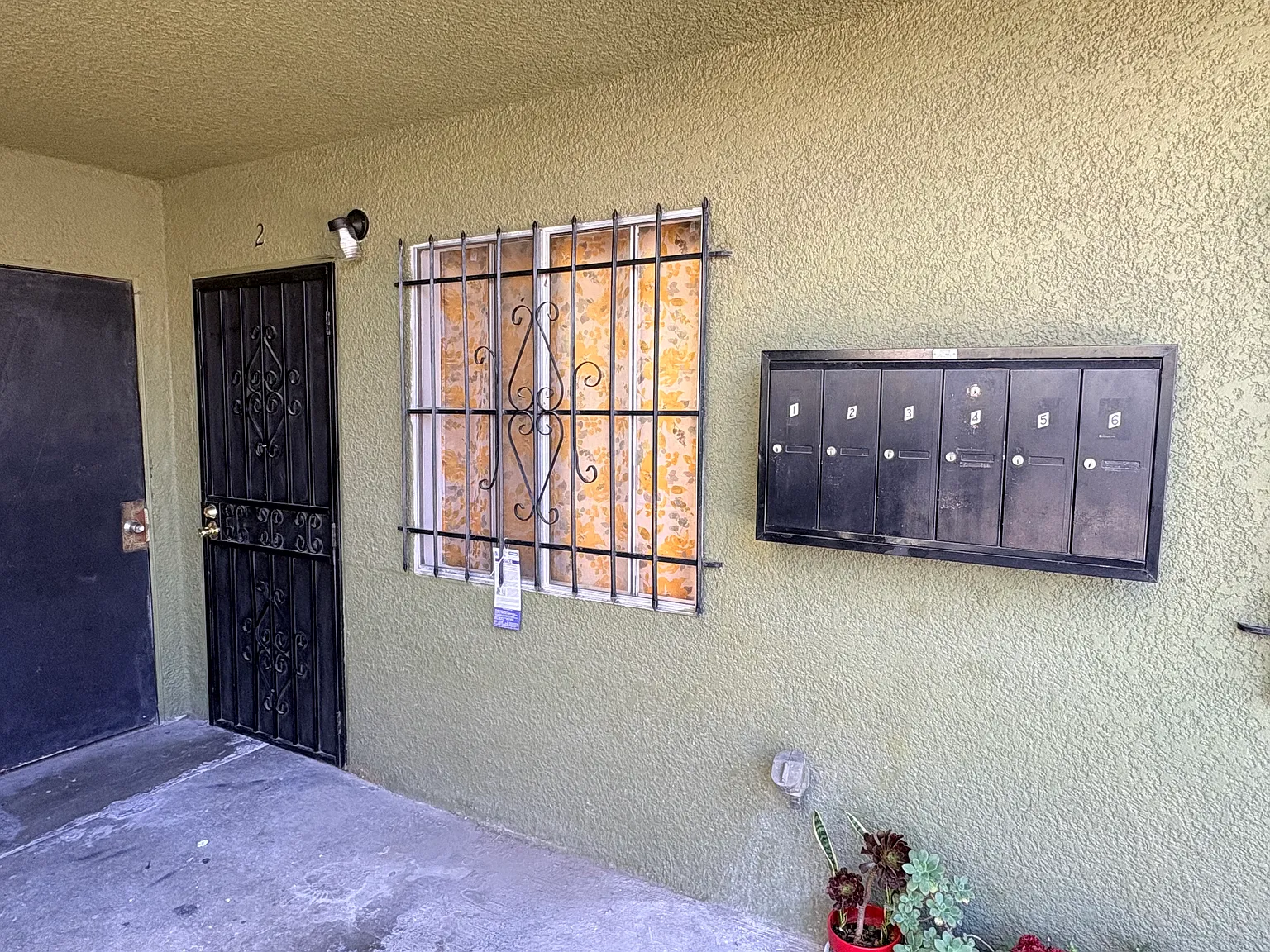2 bed, 660 sqft, $2,300 — Photo 1