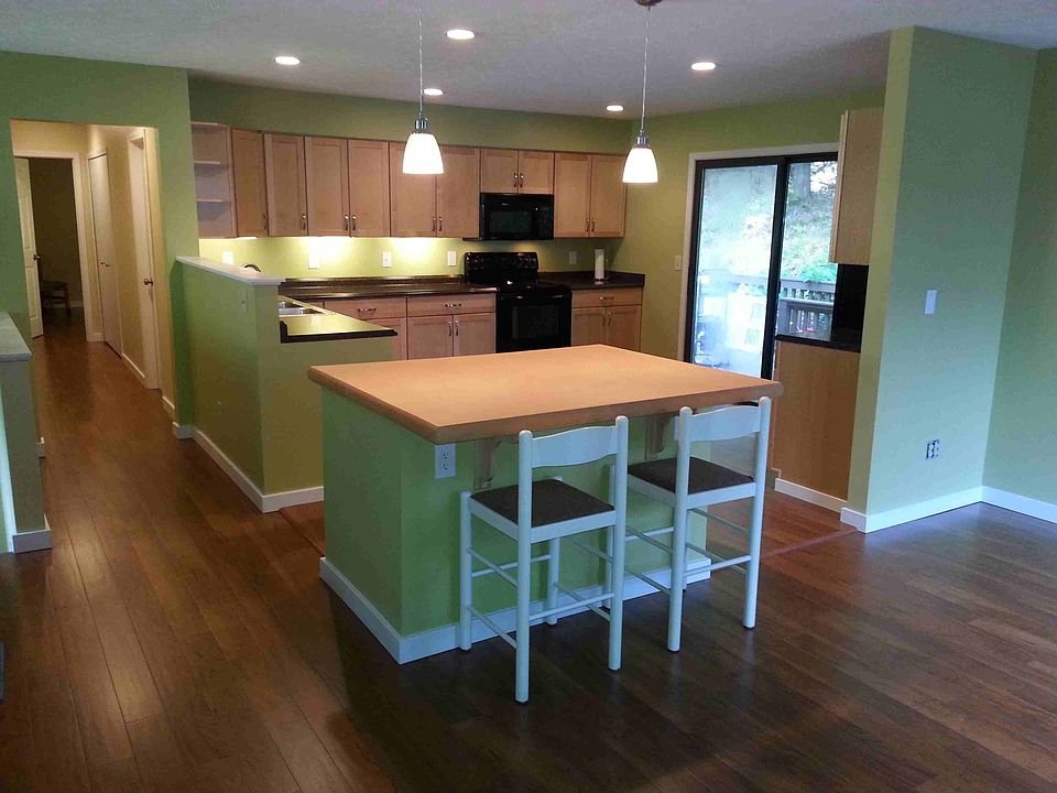Kitchen (newly remodeled)