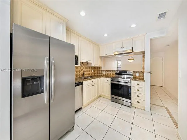 5 bed, 3.0 bath, 1480 sqft, $3,875 — Photo 3