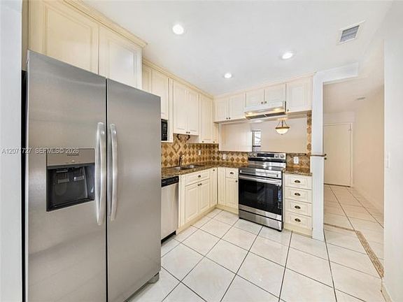 3rd image of 15157 SW 95th St