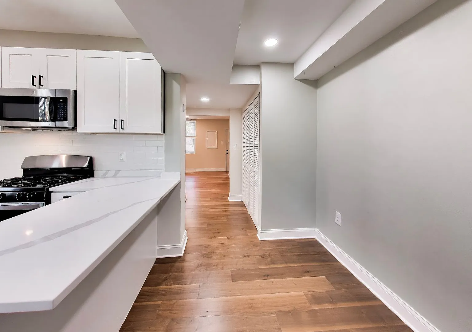 Beautiful- 3Bed/2Bath Townhome! — Photo 4