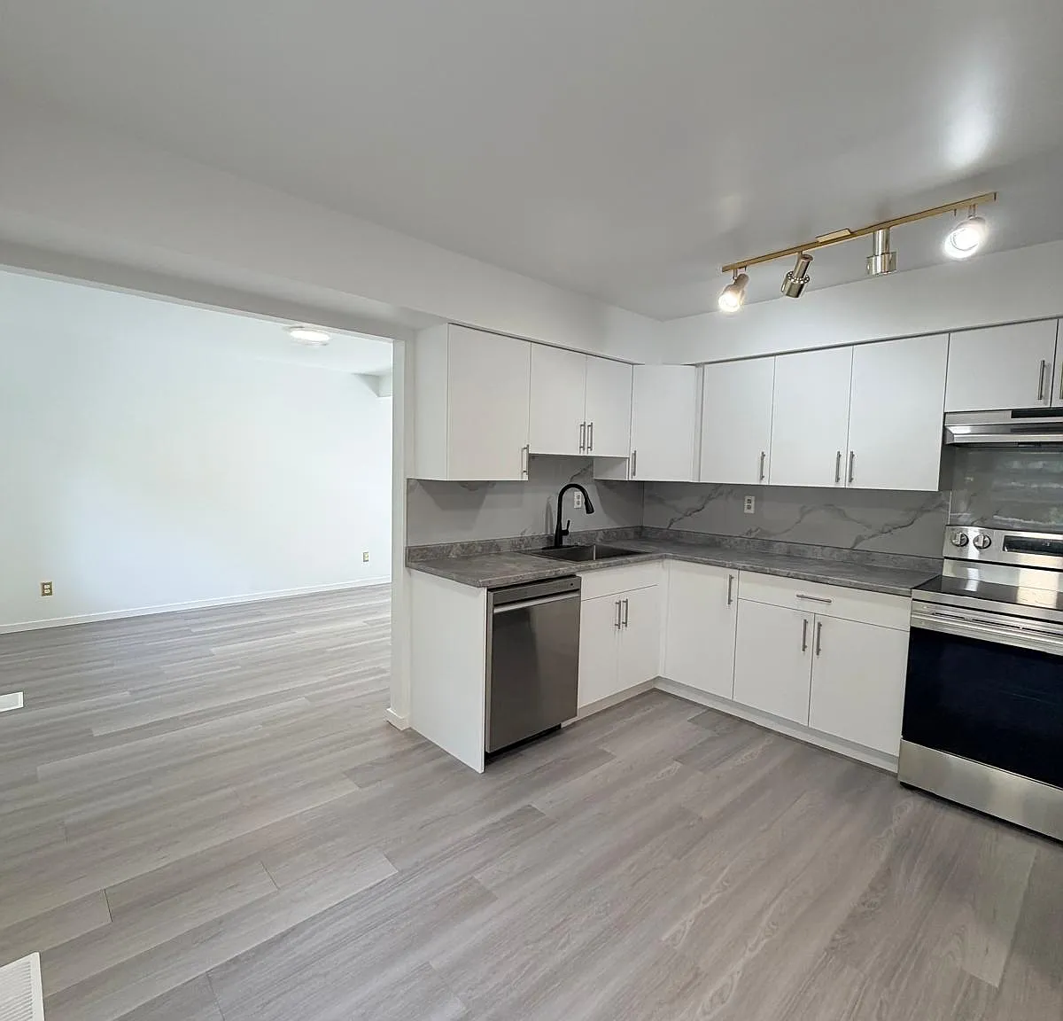 6 bed, 2400 sqft, $4,300 — Photo 4