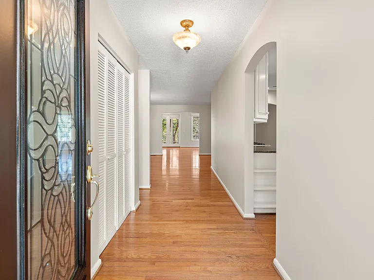 119 W Chippendale Dr — Photo 2