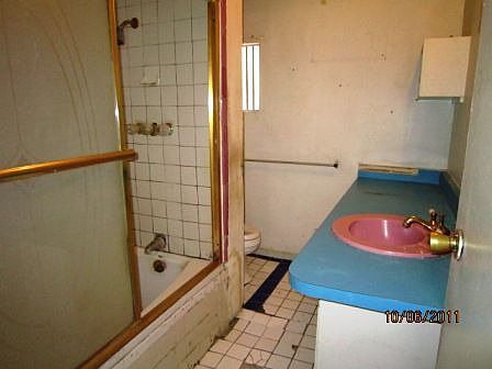 5th image of 825 W 54th St
