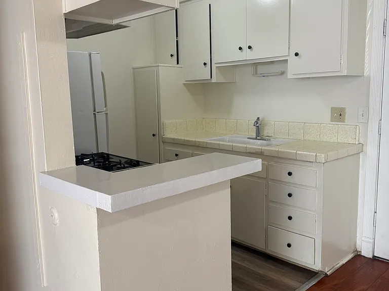 1025 N Mariposa Ave #17 — Photo 5