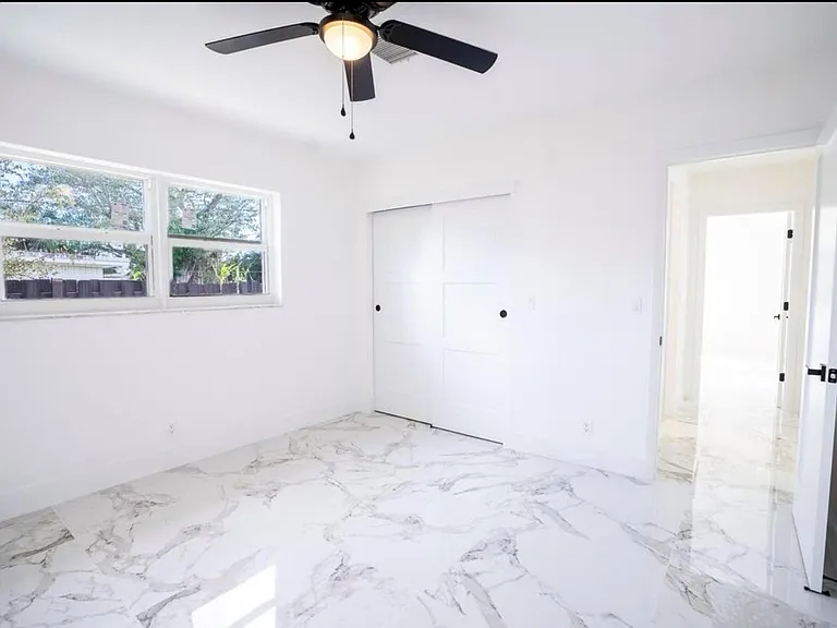 1070 SW 18th St — Photo 15