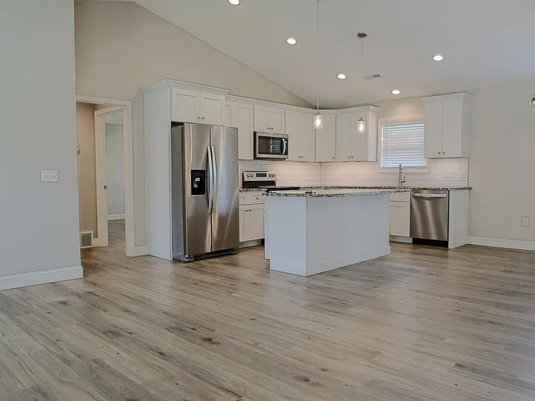 249 Oak Grove Cir — Photo 3