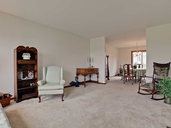 3rd image of 521 Valleyview Dr