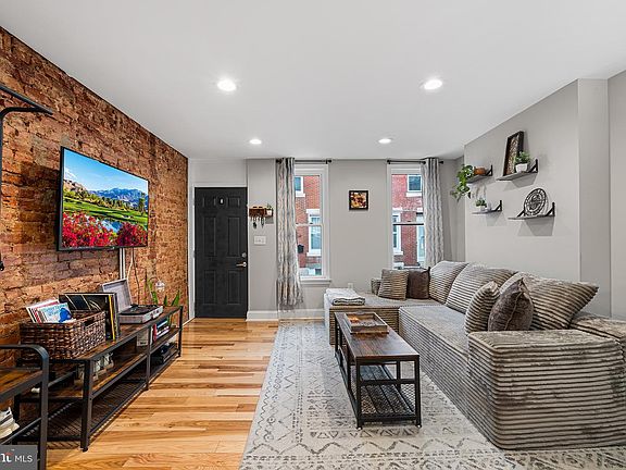 2nd image of 2038 Pierce St