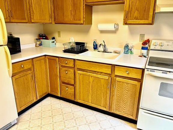 2nd image of 27 Meadow Ln