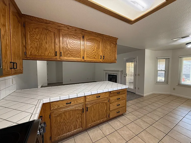 2136 Southgate Dr — Photo 15