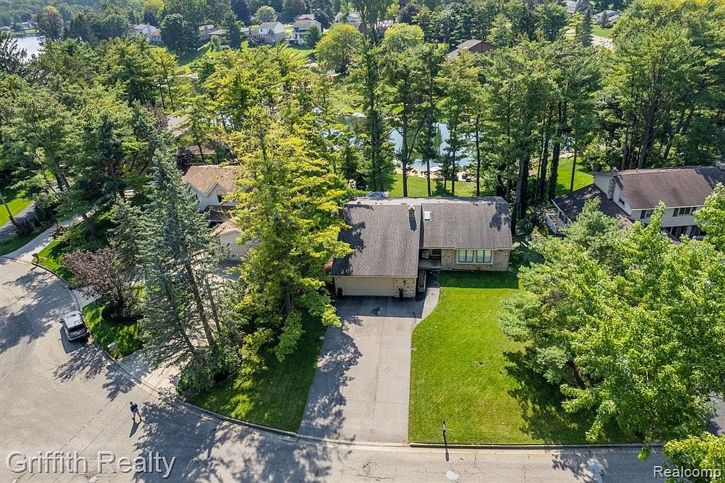 10586 Kenicott Trl, Brighton, MI 48114 Zillow