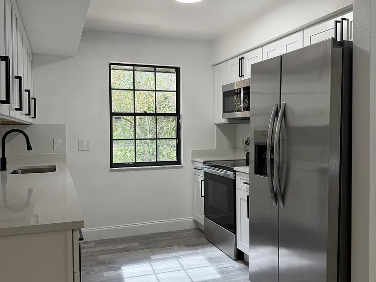 1095 E Graves Ave — Photo 11